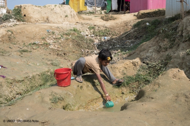 7歳のファティマちゃんは、1日に3～4回水汲みのお手伝いをする。(2018年2月3日撮影) (C) UNICEF_UN0164453_Nybo