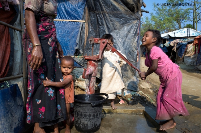 井戸で洗い物をする女の子。(2018年3月5日撮影) © UNICEF_UN0185024_Sokol