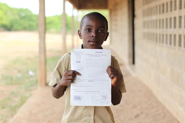 © UNICEF/NYHQ2011-2487/Olivier Asselin 出生登録証を見せる9歳のヘルマンくん（コートジボワール）