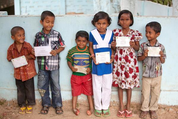 © UNICEF/BANA2012-02020/Jannatul Mawa　出生登録証を見せるバングラデシュの子どもたち