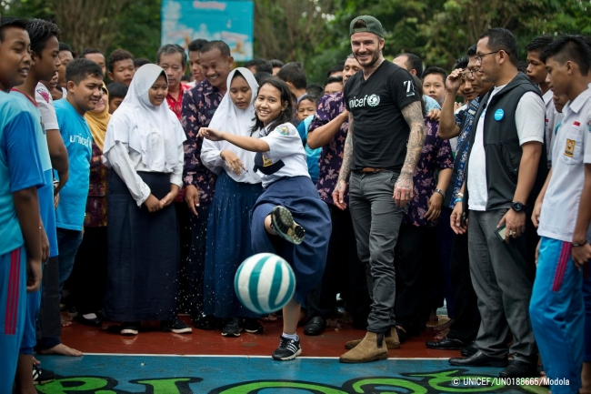 子どもたちとサッカーをするデイビッド・ベッカム大使。 (2018年3月27日撮影) © UNICEF_UN0188665_Modola