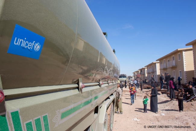 集合型シェルターに水を運ぶ給水車。(2018年3月17日撮影) © UNICEF_UN0186371_Abdulmunem