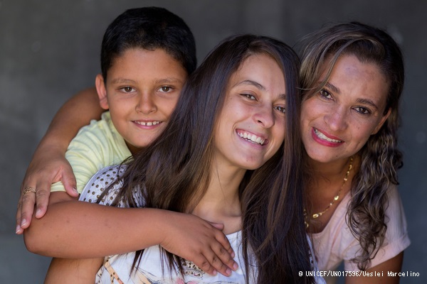 ブラジルで、インターネット上の性的搾取被害に合った17歳のウィニーさん(中央)。(2016年3月撮影) (C) UNICEF_UN017596_Ueslei Marcelino