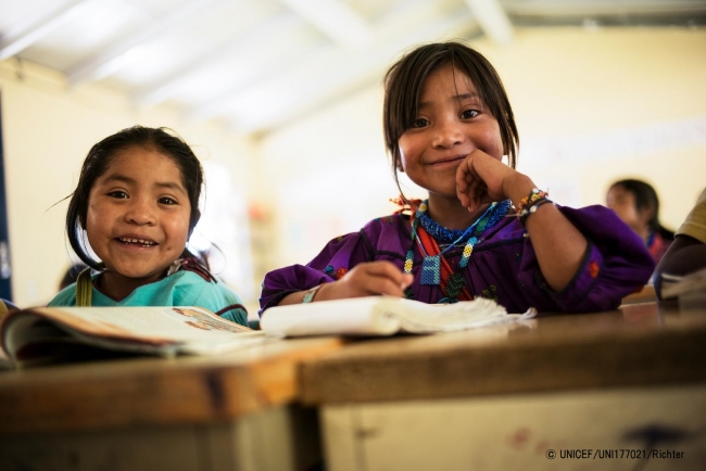 メキシコの学校で授業を受ける女の子たち。(2014年10月撮影) (C) UNICEF_UNI177021_Richter
