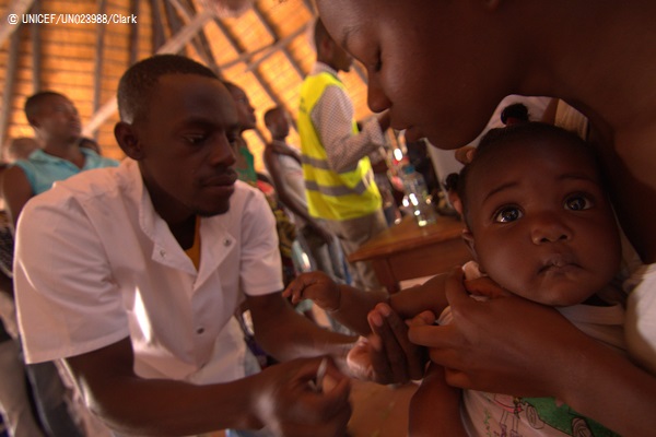 アンゴラで行われたキャンペーンで、黄熱病の予防接種を受ける子ども。(2016年6月撮影) © UNICEF_UN023988_Clark