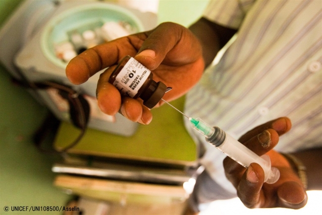 シエラレオネの病院で、黄熱病の予防接種の準備をするスタッフ。(2010年3月撮影) © UNICEF_UNI108500_Asselin