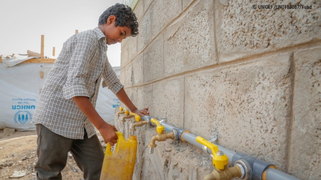 水を汲みに来た国内避難民の男の子。(2018年3月14日撮影) © UNICEF_UN0188087_Fuad