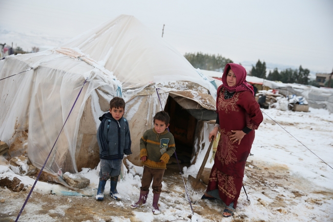 ©UNICEF/Lebanon 2013/Ramzi Haidar 防水シートで覆われたテント非公式テント居住区で暮らすシリア難民 (レバノン、ベッカー高原)