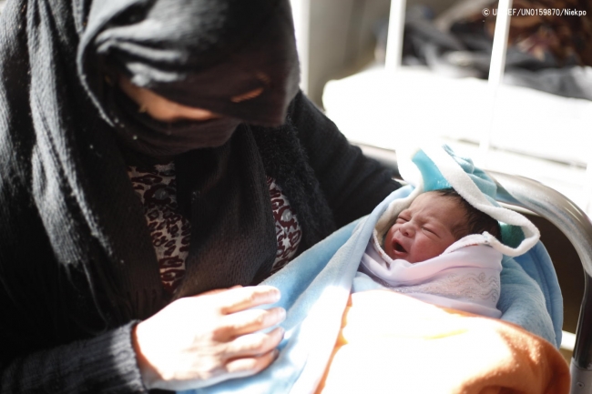 病院で新生児を抱く母親。(2018年2月5日撮影) © UNICEF_UN0159870_Niekpor