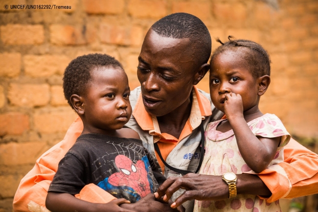 子どもたちの栄養不良からの回復を見守る地域保健員。(2018年1月28日撮影) © UNICEF_UN0162292_Tremeau