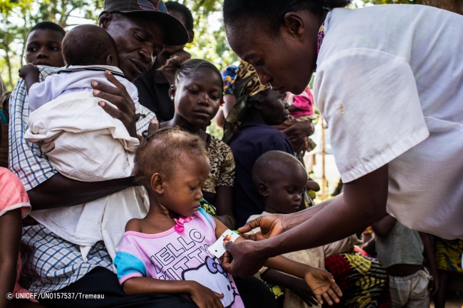 栄養不良の検査を受ける子ども。(2018年1月20日撮影) © UNICEF_UN0157537_Tremeau