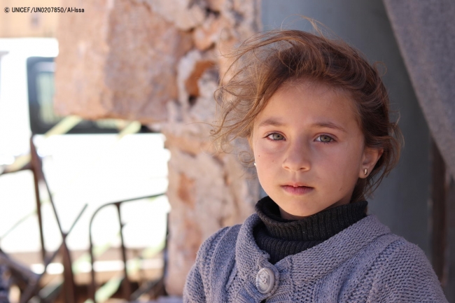 避難所として使用されているシリアの学校に滞在する女の子。(2018年4月3日撮影) (C) UNICEF_UN0207850_Al-Issa 