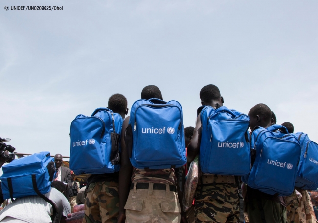 武装勢力から解放され、かばんを受け取った子どもたち。(2018年5月17日撮影) © UNICEF_UN0209625_Chol