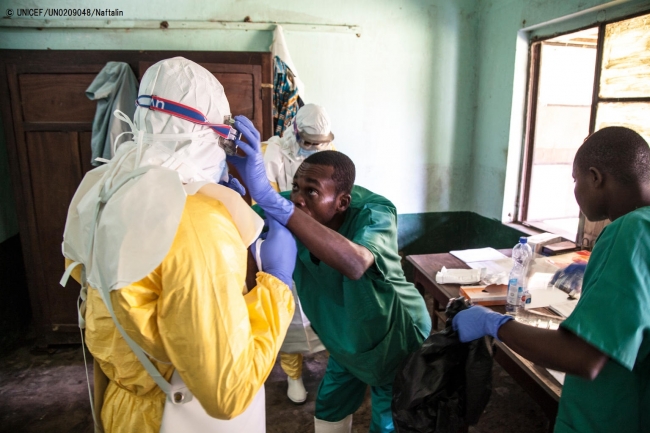 エボラ出血熱の疑いがある患者の治療のため、準備をする保健員。(2018年5月12日撮影) (C) UNICEF_UN0209048_Naftalin
