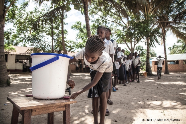 教室に入る前に手を洗う生徒たち。(2018年5月22日撮影) © UNICEF_UN0211678_Naftalin