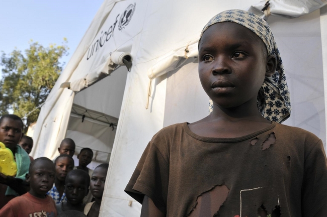 © UNICEF/PFPG2013P-0445/ LAURENT DUVILLIER  ボッサンゴア難民キャンプの「子どもにやさしい空間」に通うフェリシアちゃん(13歳)