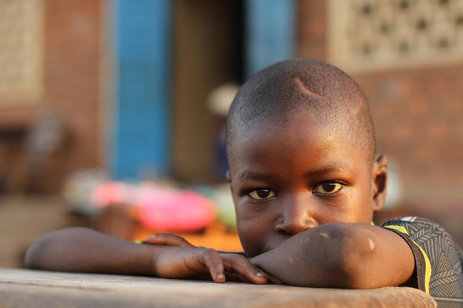 © UNICEF/NYHQ2013-1002/Menezes　ボッサンゴア難民キャンプに避難しているアダモくん(10歳)