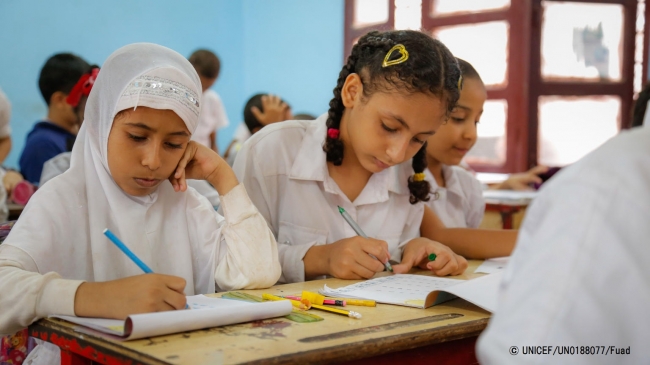 教室で絵を描く子どもたち。(2018年3月13日撮影) (C) UNICEF_UN0188077_Fuad