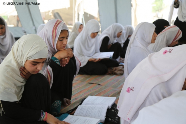 仮設テントの学校で勉強する女子生徒たち。(2018年5月1日撮影) (C) UNICEF_UN0211461_Fricker