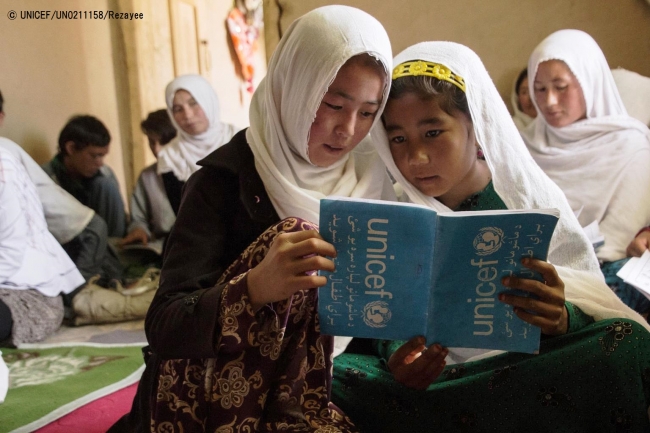 学習センターで一緒にノートを見る女の子たち。(2018年5月10日撮影) (C) UNICEF_UN0211158_Rezayee