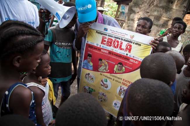 ユニセフが支援する啓発活動の一環で、エボラ出血熱の感染予防方法を子どもたちに伝えている。（2018年6月5日撮影）(C) UNICEF_UN0215064_Naftalin