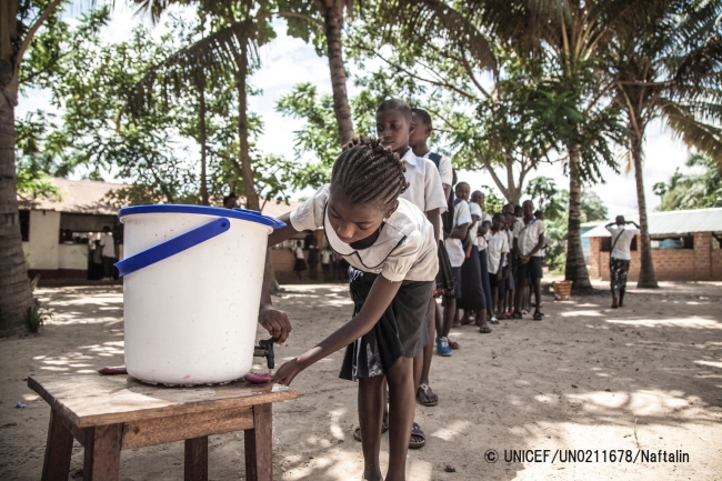 学校の教室に入る前に、手洗いをする子どもたち。ユニセフは、エボラ出血熱の感染拡大が確認されている地域内の学校50校に、手洗い用の物資を提供している。（2018年5月22日撮影）(C) UNICEF_UN0211678_Naftalin