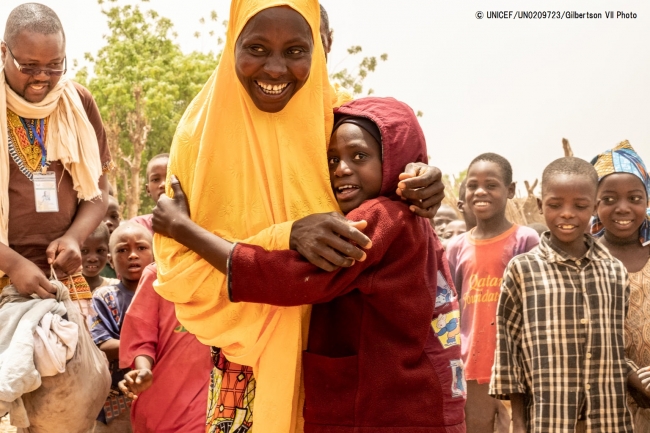4カ月ぶりに再会し、母親に抱きつく7歳の女の子。（2018年5月13日撮影）© UNICEF_UN0209723_Gilbertson VII Photo