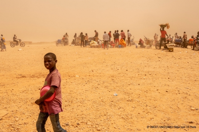 トランジット・センターに滞在するアルジェリアからニジェールに送られた男の子。（2018年5月18日撮影）© UNICEF_UN0209663_Gilbertson VII Photo