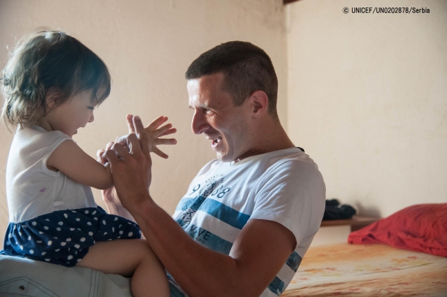 娘と遊ぶ父親。(セルビア) 2017年6月撮影 (C) UNICEF_UN0202878_Serbia