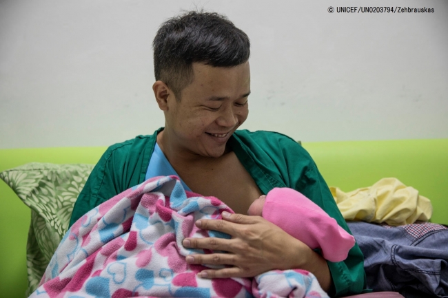 生まれたばかりの赤ちゃんを抱き、笑顔になるソンポンさん。(タイ) 2018年3月8日撮影 (C) UNICEF_UN0203794_Zehbrauskas