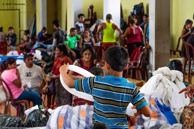 緊急避難所に身を寄せる人たち。(C) UNICEF_Guatemala