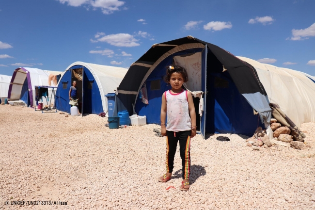 難民キャンプの仮設テントの前に立つ女の子。(2018年5月17日撮影) © UNICEF_UN0213313_Al-Issa