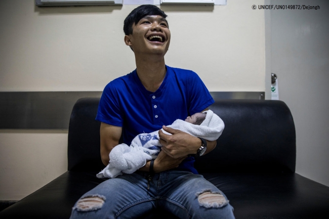 病院で生まれたばかりの赤ちゃんを抱き、涙する父親。(タイ) 2018年3月撮影 (C) UNICEF_UN0203758_Zehbrauskas