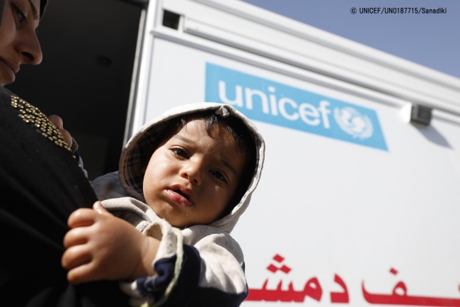 ユニセフが支援する移動式診療所に入っていくシリア難民の子どもと母親。(2018年3月撮影) © UNICEF_UN0187715_Sanadiki