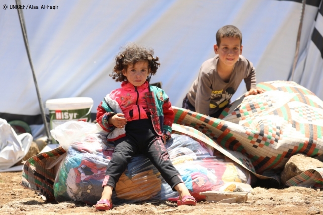 国境沿いに仮設テントを設置する、ダラアから逃れてきた家族。© UNICEF_Alaa Al-Faqir