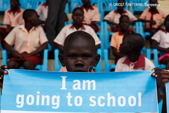 ユニセフの支援のもと、2015年より「再び学ぼう（バック・トゥ・ラーニング）」キャンペーンを展開し、紛争や通学距離、家計などの理由で学校に通えていない子どもたちに、学習の機会を提供している。© UNICEF_UNI179440_Campeanu