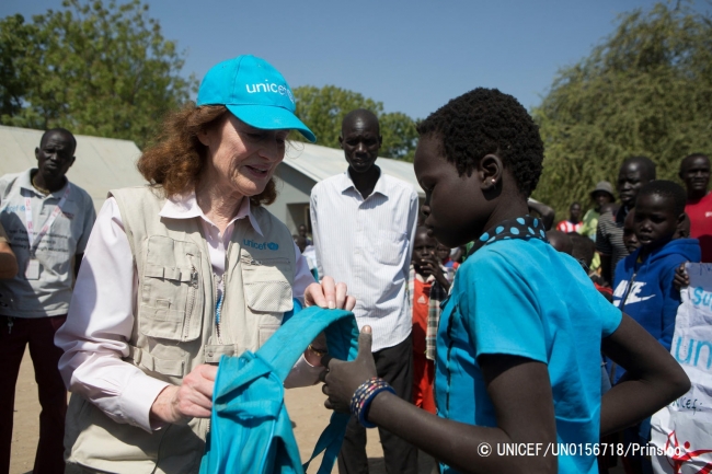 南スーダンのユニティ州で、ユニセフが支援する学校に通う子どもと交流する、ユニセフ事務局長のヘンリエッタ・フォア。（2018年1月18日撮影）© UNICEF_UN0156718_Prinsloo