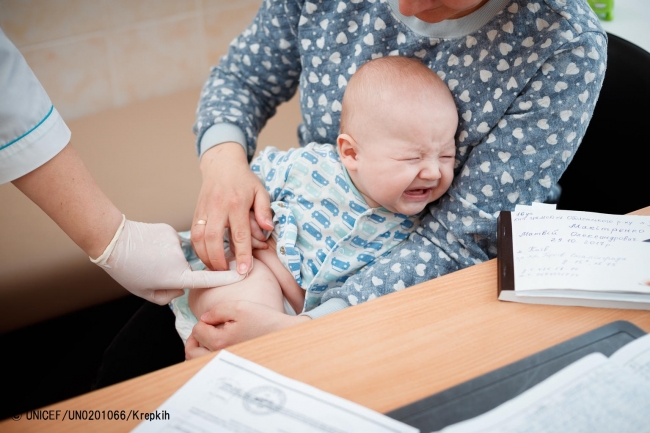 ウクライナで、三種混合ワクチンの予防接種を受ける生後5カ月の赤ちゃん。(2018年3月撮影) © UNICEF_UN0201066_Krepkih