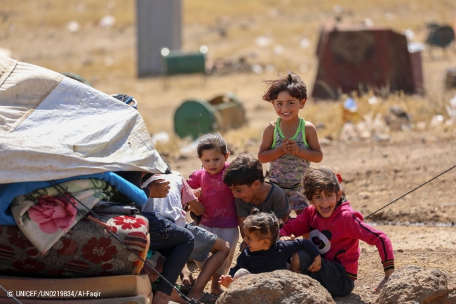 クネイトラ郊外から避難し、滞在場所を探している家族。(2018年6月29日撮影) © UNICEF_UN0219834_Al-Faqir