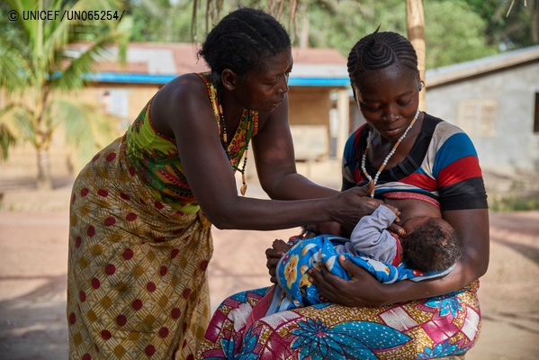 母親の補助を受け、双子の息子に母乳を与えるザイナブ・カマラさん。（2017年4月撮影・シエラレオネ）© UNICEF_UN065254_