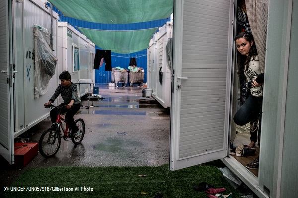ギリシャの難民キャンプで、家から顔をのぞかせるシリア難民のアズハル・カリルさん(18歳)。(2017年3月撮影) (C) UNICEF_UN057918_Gilbertson VII Photo