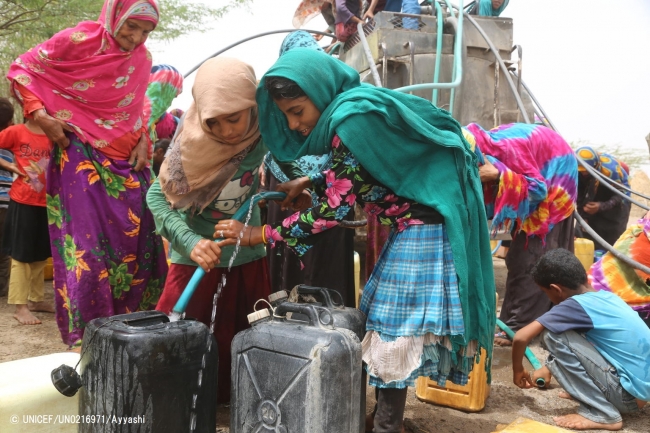 ホデイダの給水所で水を汲む女性と子どもたち。（2018年5月撮影）© UNICEF_UN0216971_Ayyashi