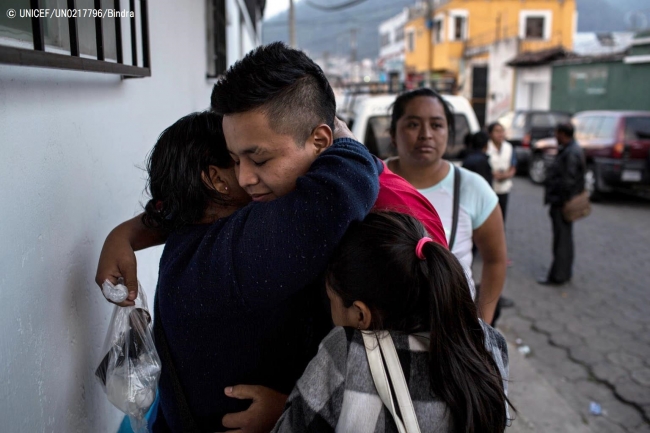 強制送還され、グアテマラで母親との再会を果たした15歳のエリアスさん。(2018年5月3日撮影) © UNICEF_UN0217796_Bindra