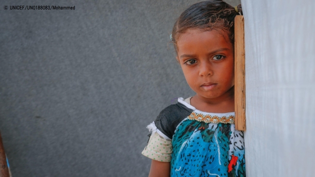 紛争の影響で、故郷のタイズから避難を余儀なくされた子ども。（2018年3月撮影）© UNICEF_UN0188083_Mohammed