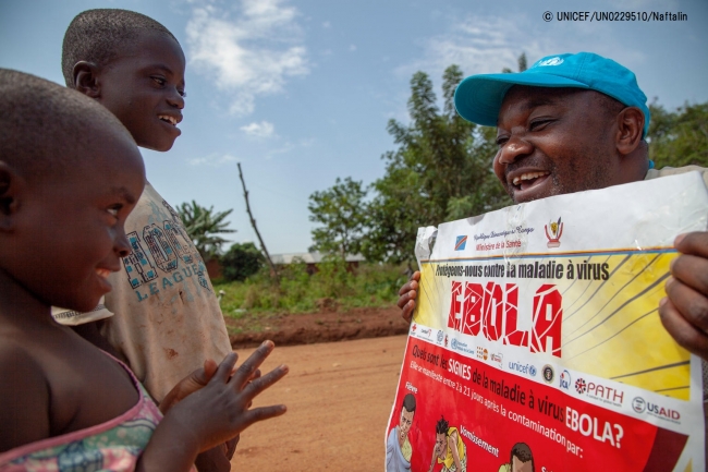 エボラ出血熱の感染予防ポスターを使って、予防対策の大切さを学ぶ子どもたち(2018年8月13日撮影) © UNICEF_UN0229510_Naftalin