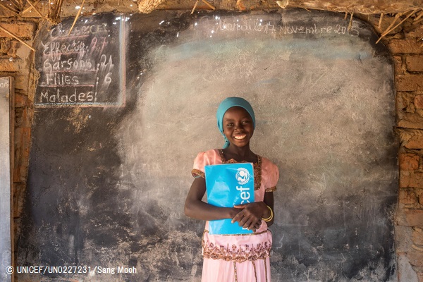 遠隔地の村にある学校に通う女の子。 (チャド・ワダイ州) (C) UNICEF_UN0227231_Sang Mooh