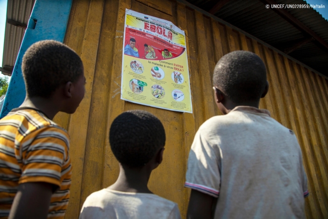 北キブ州で、エボラ出血熱の啓発ポスターを読む子どもたち。(2018年8月10日撮影) © UNICEF_UN0228959_Naftalin