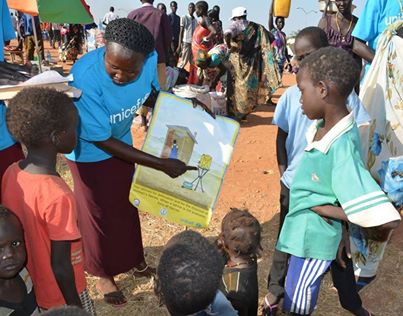 (c)UNICEF South Sudan　国連基地内で、トイレを使うことを子どもたちに説明するボランティアの女性　