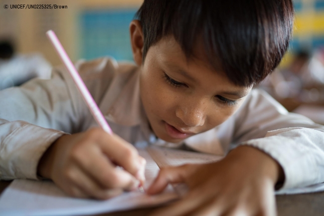 カンボジアの小学校で、授業の内容をノートに書き込む男の子。 (2018年7月5日撮影) © UNICEF_UN0225325_Brown