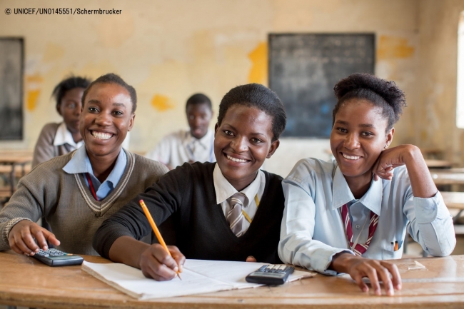ザンビアの中学校で笑顔を見せる女の子たち。(2016年11月撮影) © UNICEF_UN0145551_Schermbrucker